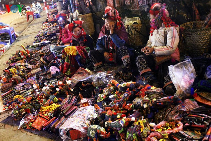 Le marché nocturne de Sapa - ảnh 2